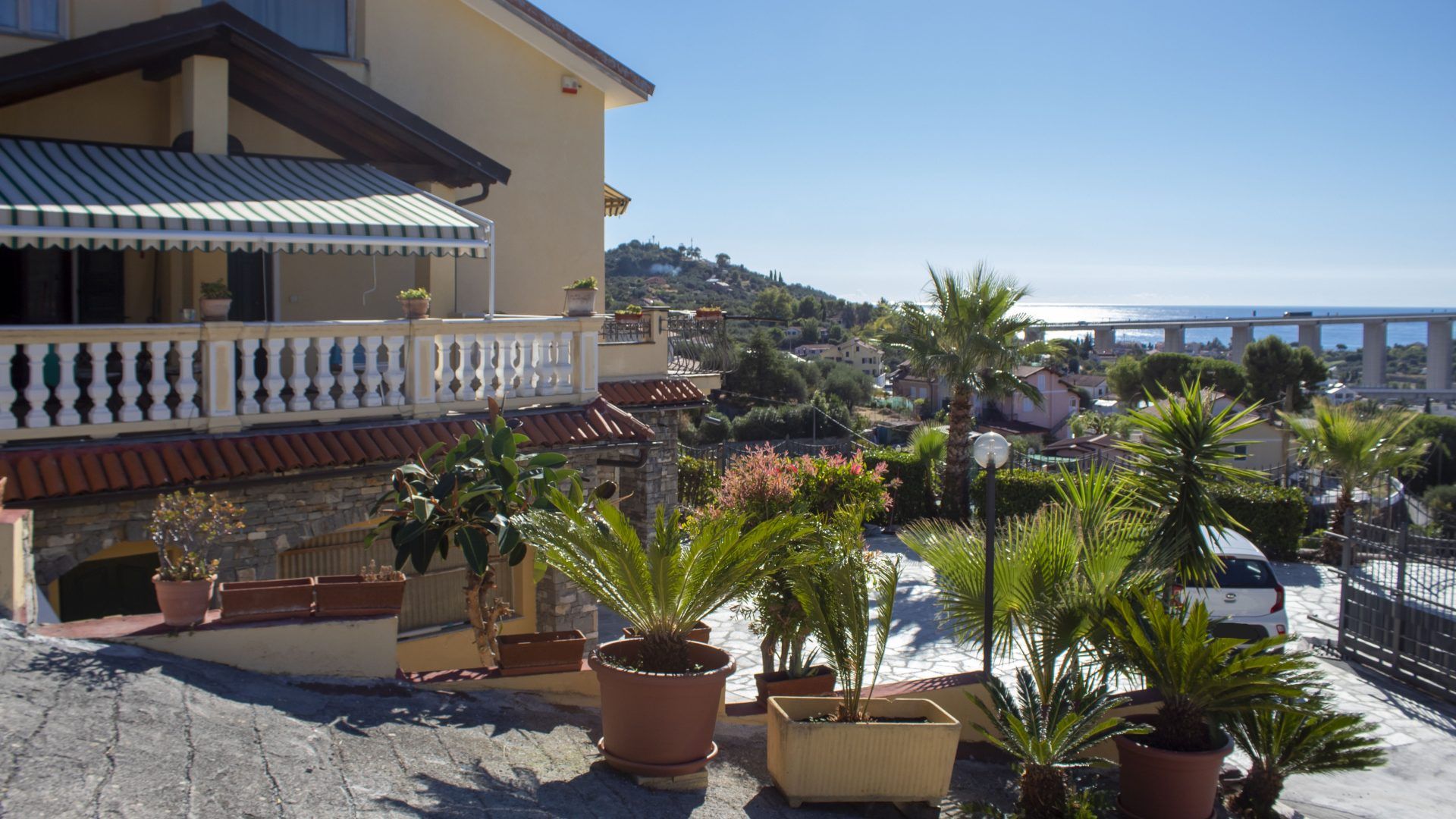Villa con vista mare a Imperia